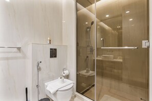 Shower, hair dryer, bidet, towels - Elegant Studio with Iconic Burj Khalifa Views (Dubai)