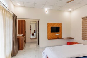 Luxury Cottage, Pool View, Executive Level | Laptop workspace, free WiFi