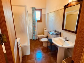 Douche, sèche-cheveux, serviettes fournies