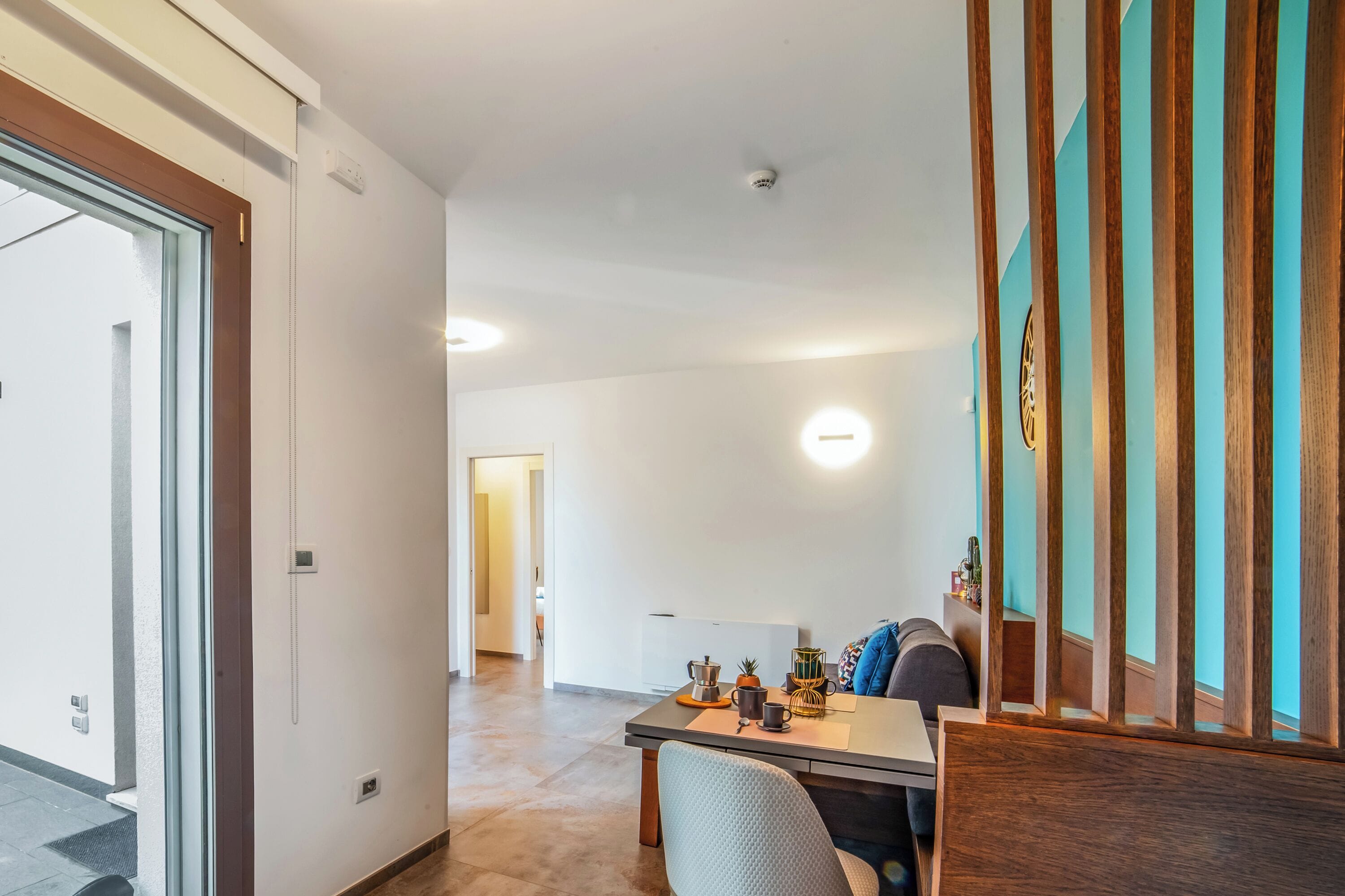 Familieleilighet, flere soverom (Alternative Apartment 1 Pool & Spa) | Oppholdsområde | En 21-tommers smart-TV med kabel-kanaler