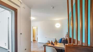 Familieleilighet, flere soverom (Alternative Apartment 1 Pool & Spa) | Oppholdsområde | En 21-tommers smart-TV med kabel-kanaler