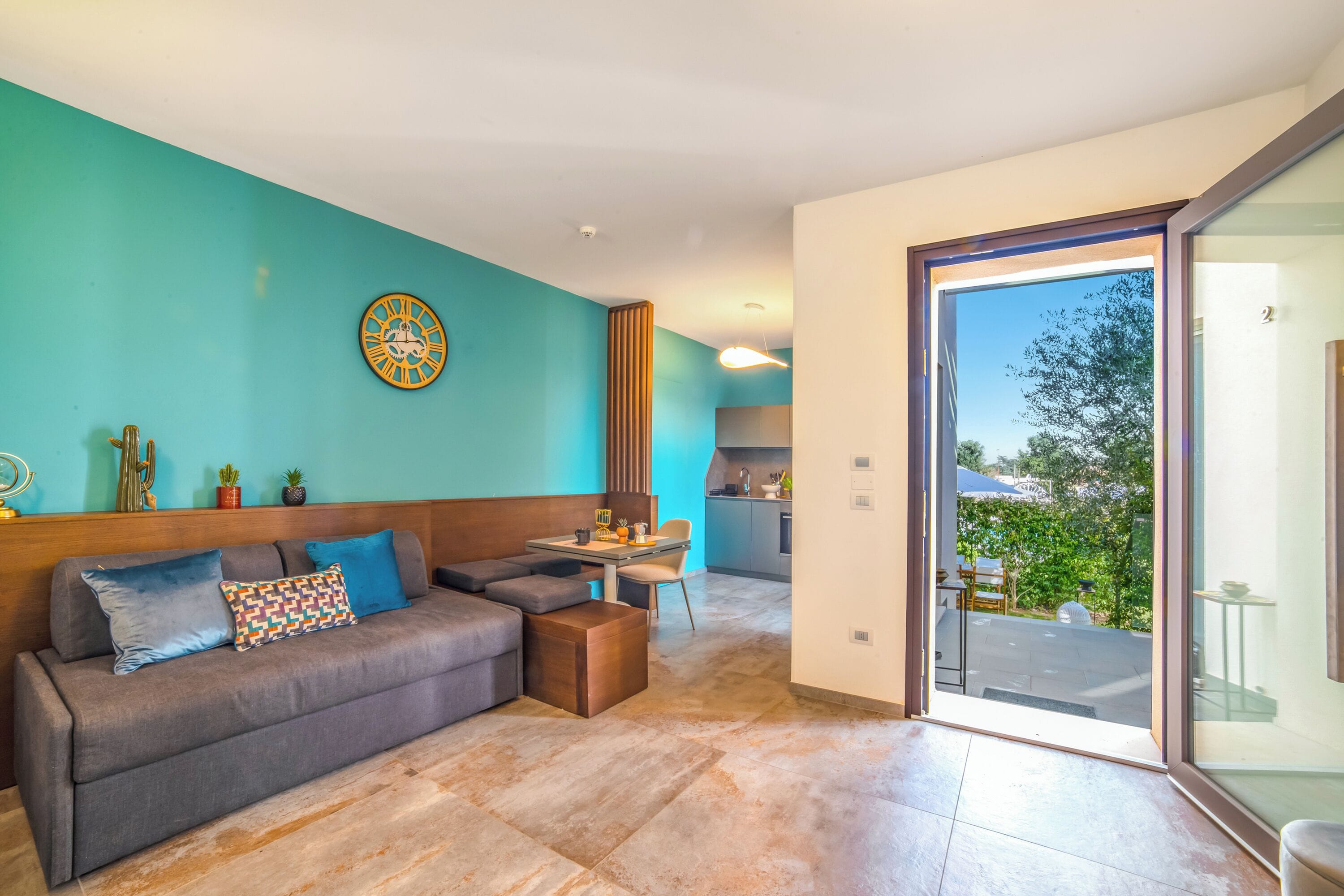 Familieleilighet, flere soverom, 2 bad (Alternative Apartments Pool & Garden) | Oppholdsområde | En 21-tommers smart-TV med kabel-kanaler