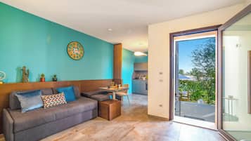 Familieleilighet, flere soverom, 2 bad (Alternative Apartments Pool & Garden) | Oppholdsområde | En 21-tommers smart-TV med kabel-kanaler