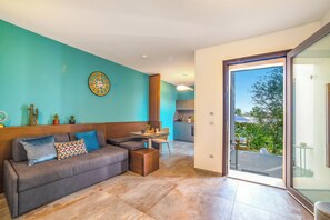 Familieleilighet, flere soverom, 2 bad (Alternative Apartments Pool & Garden) | Oppholdsområde | En 21-tommers smart-TV med kabel-kanaler