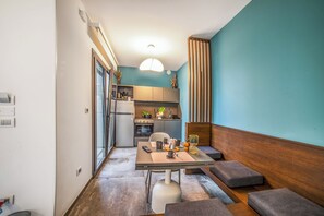 Familieleilighet, flere soverom (Alternative Apartment 2 Pool & Spa) | Eget kjøkken | Kjøleskap, ovn, kokeplater og kaffetrakter/tekoker