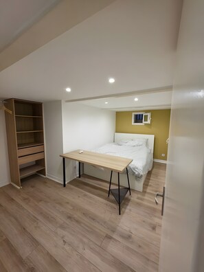 5 bedrooms, iron/ironing board, WiFi, bed sheets - Spacious Apartment Near the Old Port with Wi-Fi and Air Conditioning (Marseille)