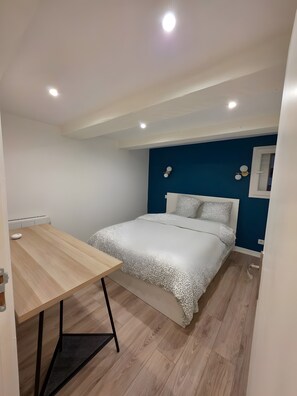 5 habitaciones, tabla de planchar con plancha, wifi y ropa de cama 