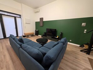 TV - Spacious Apartment Near the Old Port with Wi-Fi and Air Conditioning (Marseille)