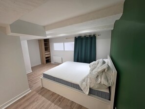 5 bedrooms, iron/ironing board, WiFi, bed sheets - Spacious Apartment Near the Old Port with Wi-Fi and Air Conditioning (Marseille)
