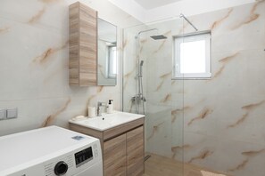 Shower, hair dryer, towels, toilet paper - Irene  Gem (Rodos)