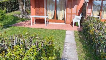 Blackout curtains, iron/ironing board, free rollaway beds, free WiFi