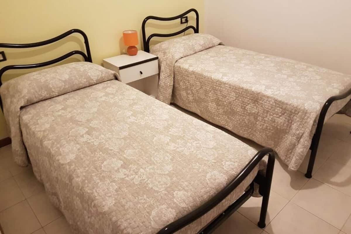 Appartamento, vista lago | Tende oscuranti, ferro/asse da stiro, Wi-Fi gratuito