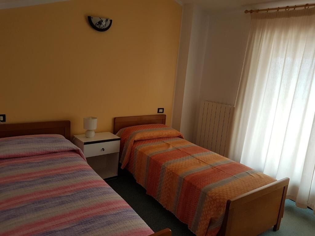 Appartamento, balcone, vista lago | Tende oscuranti, ferro/asse da stiro, Wi-Fi gratuito