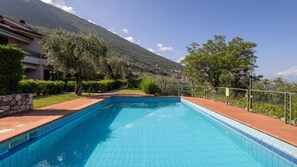 Seasonal outdoor pool, open 9:00 AM to 7:00 PM, pool loungers - Appartamenti Albatros (Brenzone sul Garda)