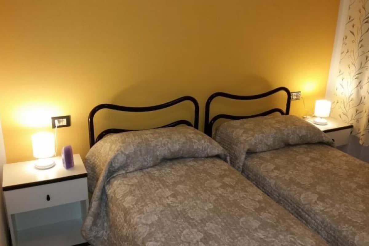 Appartamento, vista lago | Tende oscuranti, ferro/asse da stiro, Wi-Fi gratuito