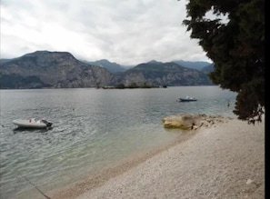 Beach nearby, white sand - Appartamenti Albatros (Brenzone sul Garda)