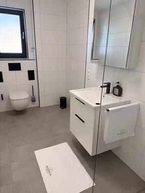 Pyyhkeet, saippua, vessapaperi