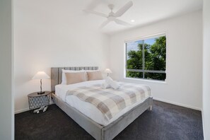 Tabla de planchar con plancha, wifi y ropa de cama 