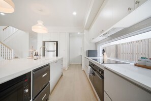 Fridge, microwave, oven, stovetop - 3 Lounges 5 Beds w/ Ducted A/C Modern & Convenient (Rochedale)