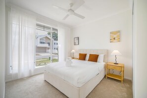 Desk, iron/ironing board, WiFi, bed sheets - 3 Lounges 5 Beds w/ Ducted A/C Modern & Convenient (Rochedale)