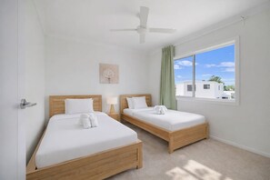 Escrivaninha, ferros/tábuas de passar roupa, Wi-Fi, roupa de cama