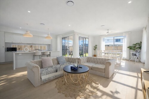 3 Lounges 5 Beds w/ Ducted A/C Modern & Convenient