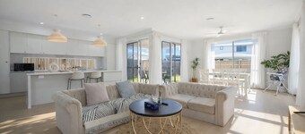 3 Lounges 5 Beds w/ Ducted A/C Modern & Convenient