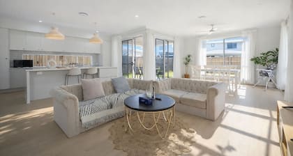 3 Lounges 5 Beds w/ Ducted A/C Modern & Convenient