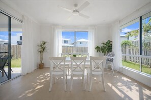 Dining - 3 Lounges 5 Beds w/ Ducted A/C Modern & Convenient (Rochedale)