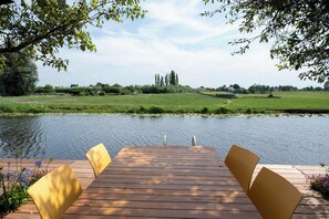 Outdoor dining - 2 comfortable detached 5-person waterfront holiday homes (Roelofarendsveen)