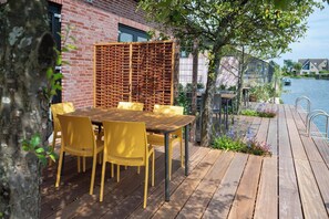 Outdoor dining - 2 comfortable detached 5-person waterfront holiday homes (Roelofarendsveen)