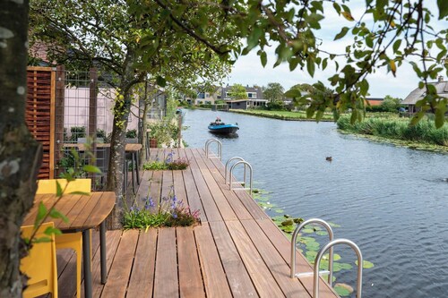 2 comfortable detached 5-person waterfront holiday homes