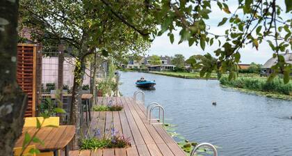 2 comfortable detached 5-person waterfront holiday homes