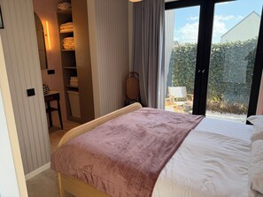 Travel cot, free WiFi, bed sheets