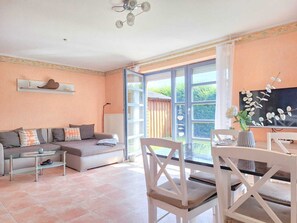 Living area - Feel at home in our vacation home just 300 meters from the sea (Friedrichskoog)