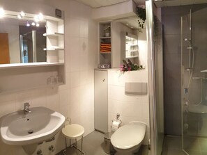 Shower, hair dryer, towels, soap - Vacation apartment Rahn Apartment 1 - Cozy two-room apartment close to the center (Timmendorfer Strand)