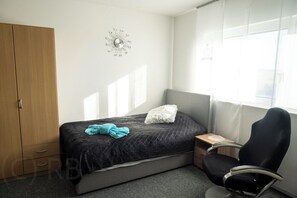 Een strijkplank/strijkijzer, wifi, beddengoed