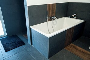 Een haardroger, handdoeken, toiletpapier