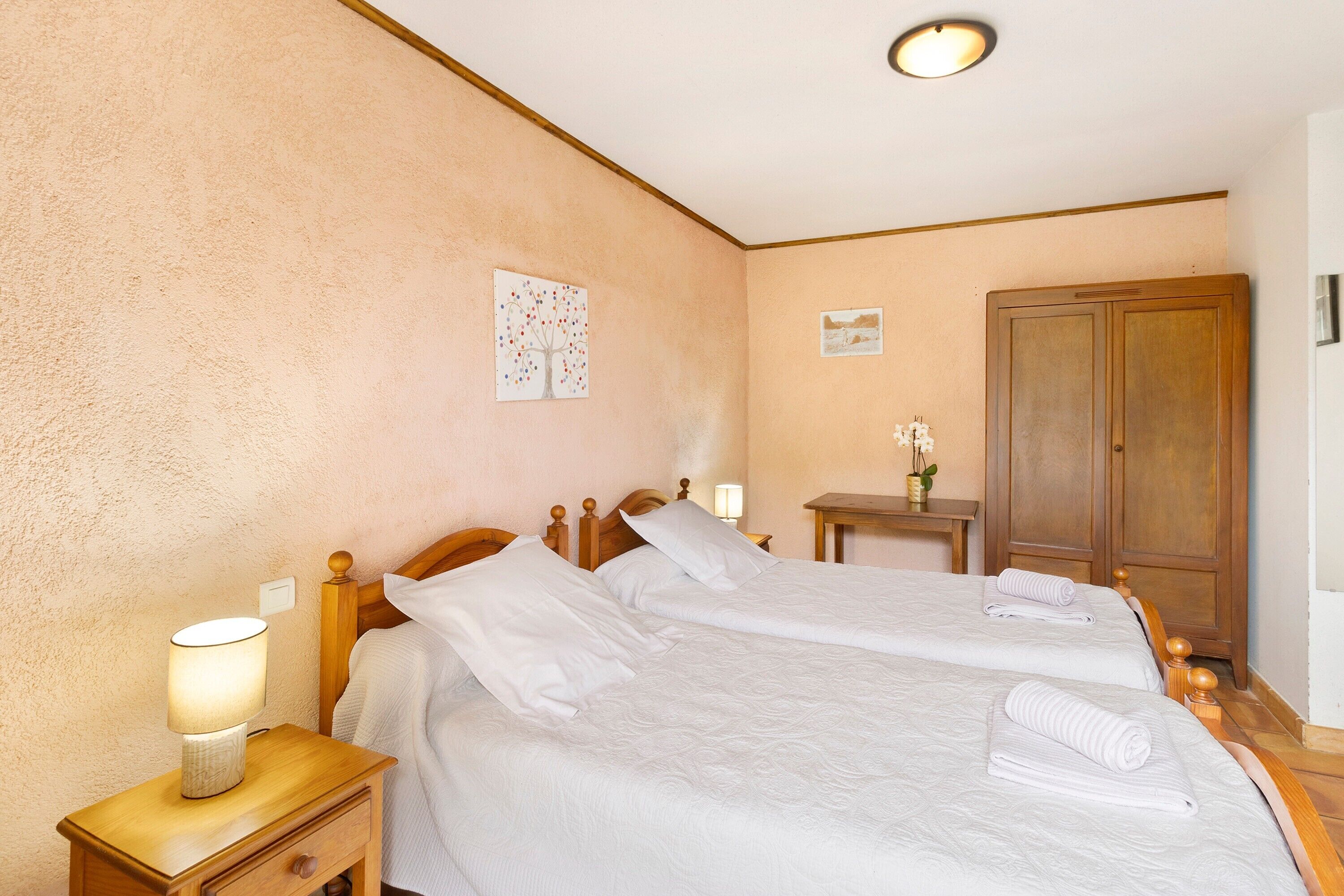 6 bedrooms, iron/ironing board, WiFi, bed sheets