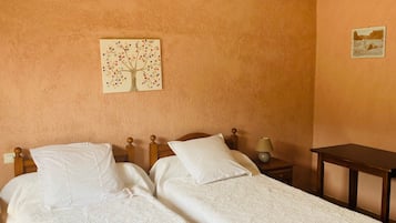 6 bedrooms, iron/ironing board, WiFi, bed sheets