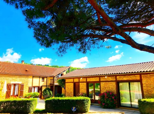 Stone Cottage for 14 with Heated Pool in Peaceful Sarlat Setting