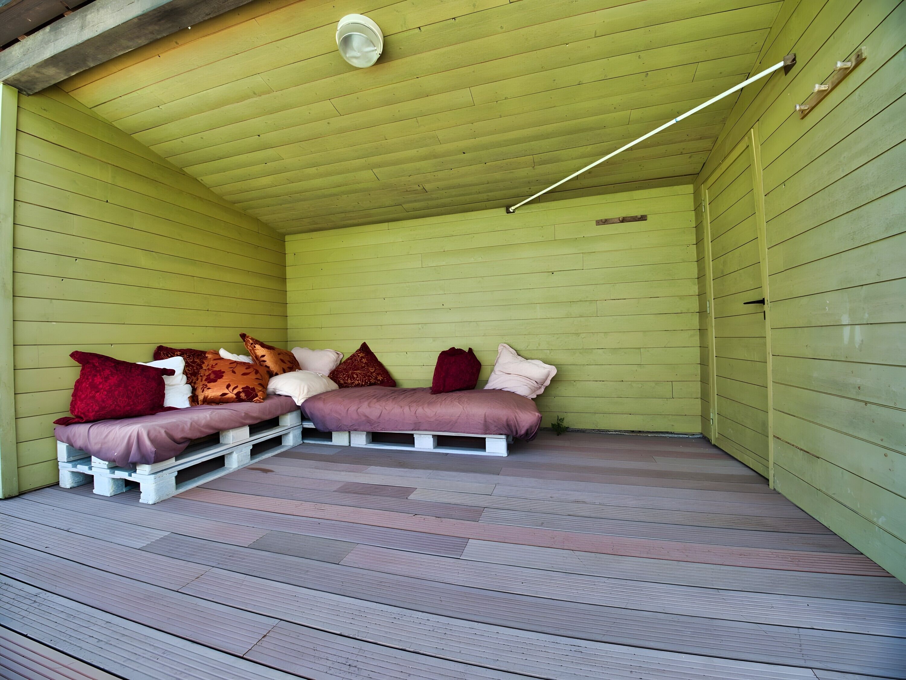 6 bedrooms, iron/ironing board, WiFi, bed sheets