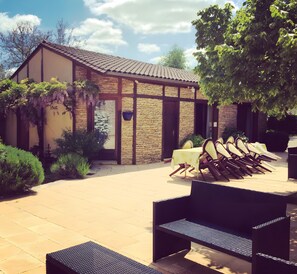 Outdoor dining - Stone Cottage for 14 with Heated Pool in Peaceful Sarlat Setting (Sarlat-la-Canéda)