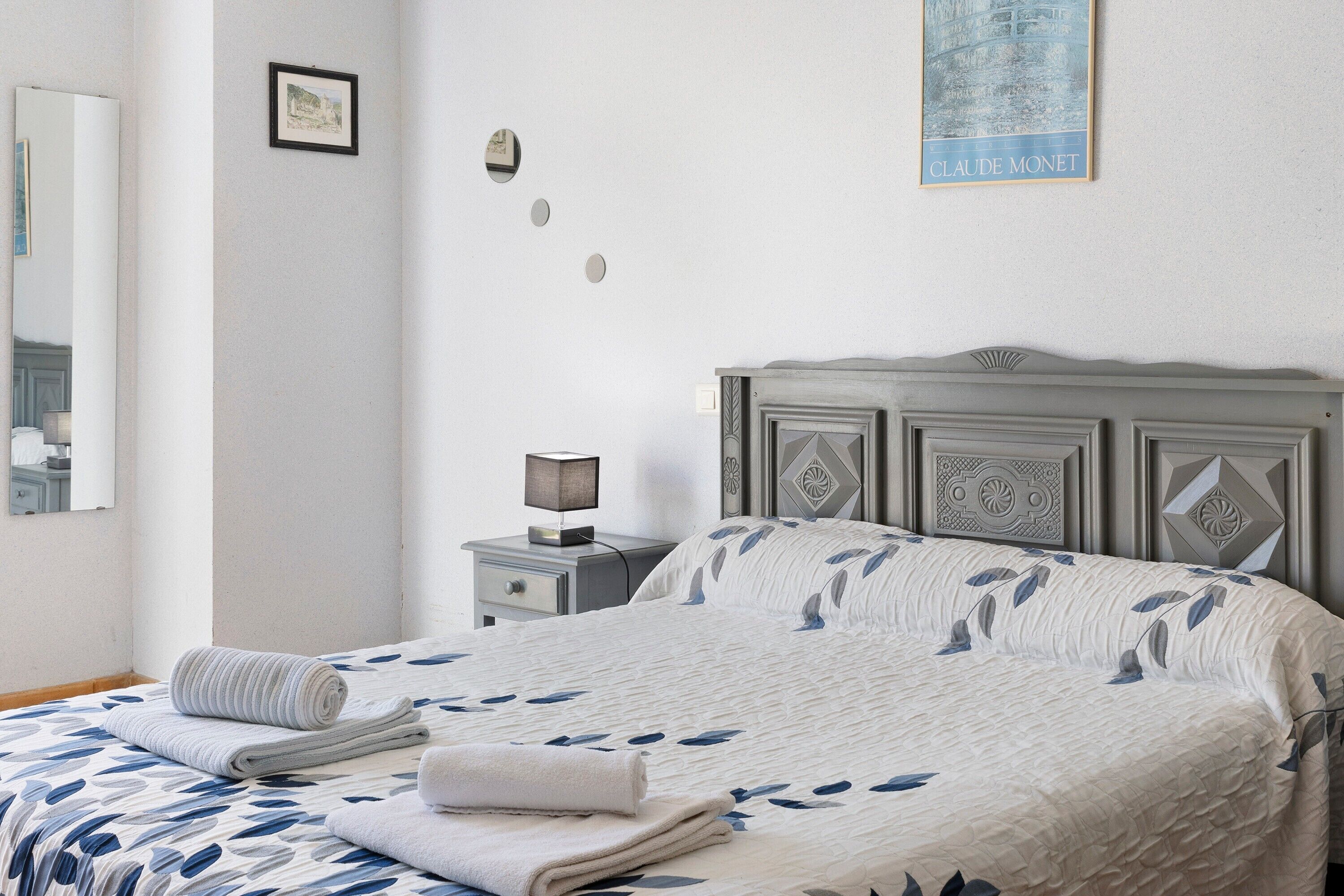 6 slaapkamers, een strijkplank/strijkijzer, wifi, beddengoed