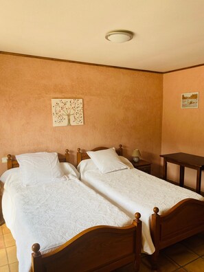 6 quartos, ferros/tábuas de passar roupa, Wi-Fi, roupa de cama