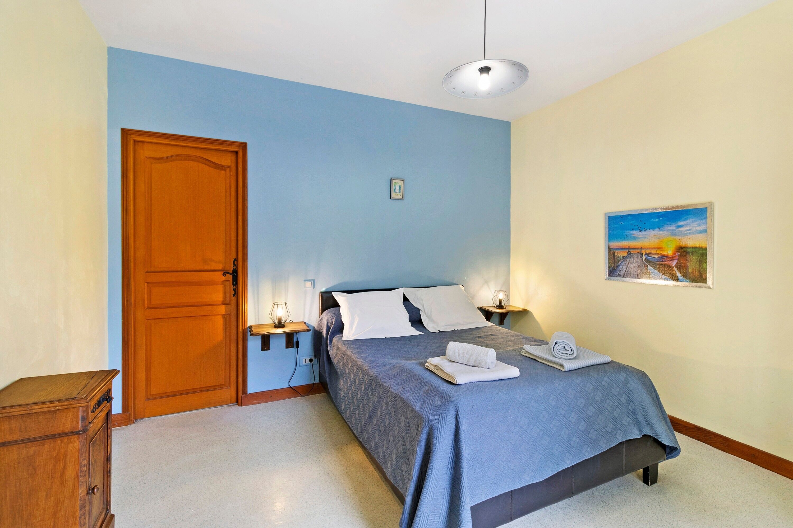 6 habitaciones, tabla de planchar con plancha, wifi y ropa de cama 