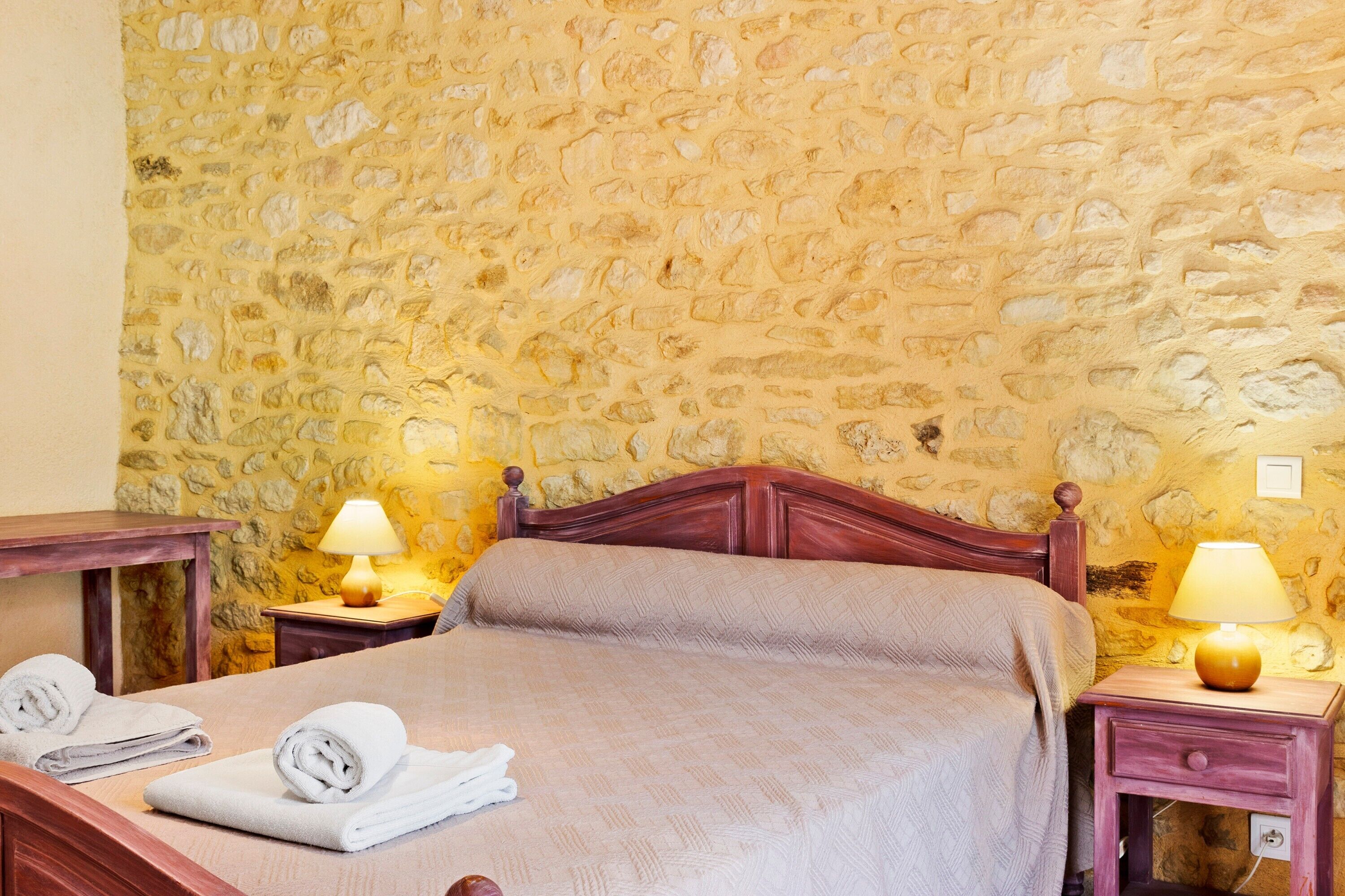 6 chambres, fer et planche à repasser, Wi-Fi, draps fournis