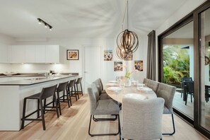 Dining - 4BR Tuscany Water Villa 4 King Suites by Bocobay (Noord)