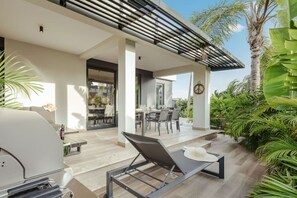 Outdoor dining - 4BR Tuscany Water Villa 4 King Suites by Bocobay (Noord)