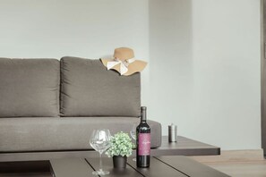 TV - 4BR Tuscany Water Villa 4 King Suites by Bocobay (Noord)